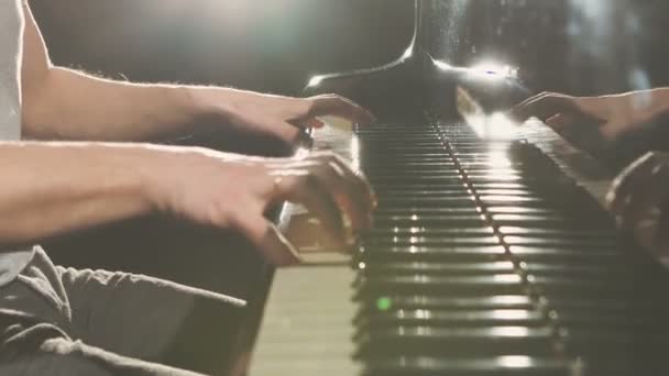 Dedo en el piano, colores vintage . — Vídeo de stock