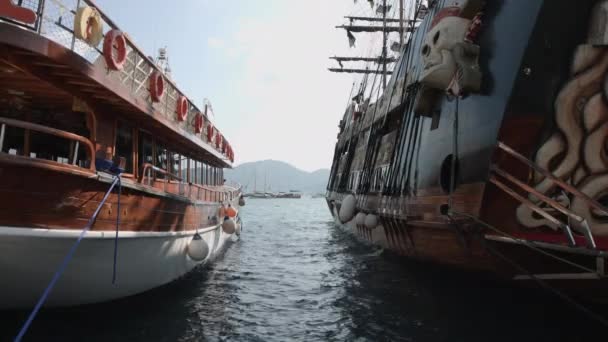 桟橋には木造船が2隻停泊していた。マルマリス、トルコ。4k 生のビデオ記録. — ストック動画