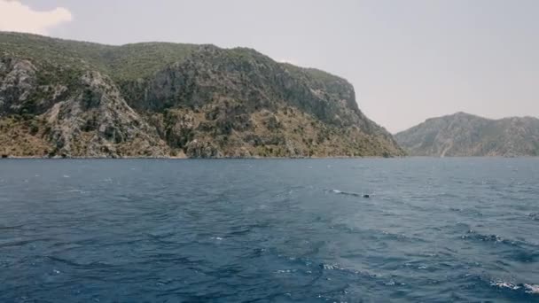 Ägäis mit tiefblauem Wasser, Blick auf die Küste vom Meer aus. — Stockvideo