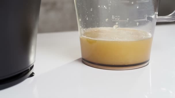 Glass of orange juice — Stock Video