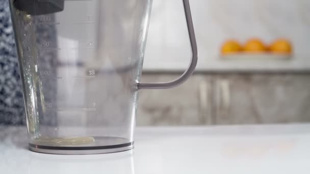 Extraer el jugo de naranja en un vaso de cerca — Vídeo de stock