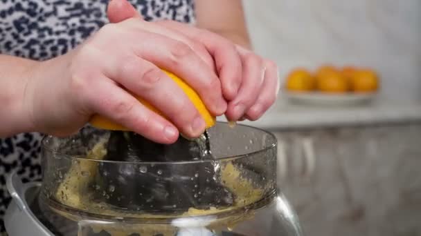 Close up de mãos femininas espremendo laranja — Vídeo de Stock