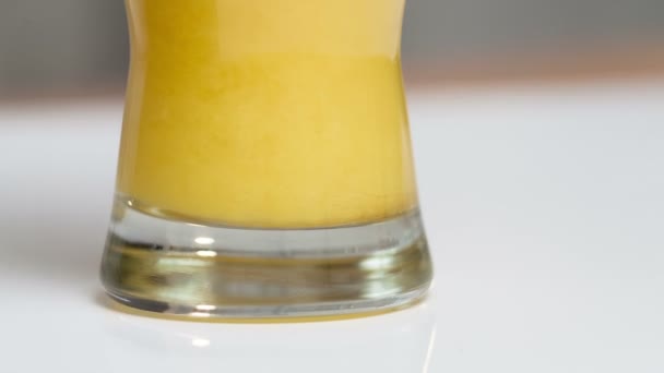 Glass of fresh orange juice at juicers — Stock Video