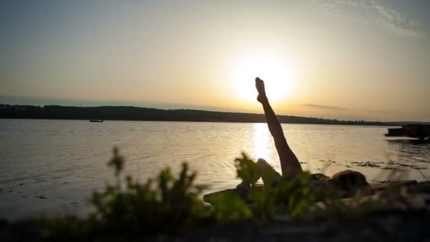 La silueta de las piernas femeninas sobre el fondo el sol — Vídeo de stock