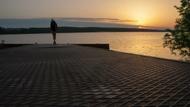 Modèle court le long de la passerelle de la plage — Video