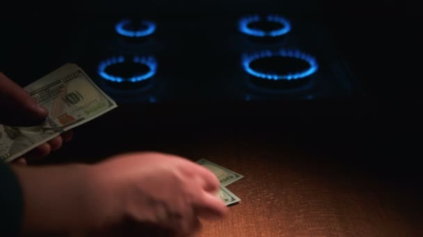 O pagamento do gás usado. Homem mãos tiquetaque dinheiro no fogão a gás — Vídeo de Stock