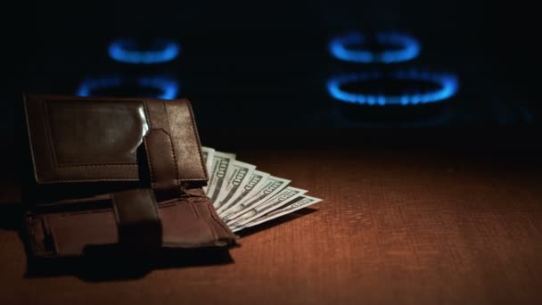 Yüz dolar faturaları çevresinde bir gaz sobası ile cüzdan — Stok video