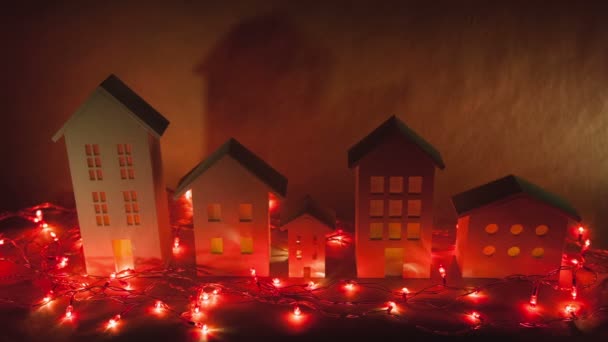 Fabulosas casas decorativas con guirnaldas rojas de Navidad crean un ambiente fantástico — Vídeo de stock