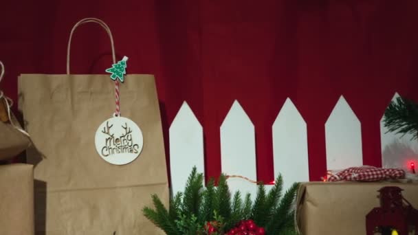 Рождественские подарки на красном фоне — стоковое видео