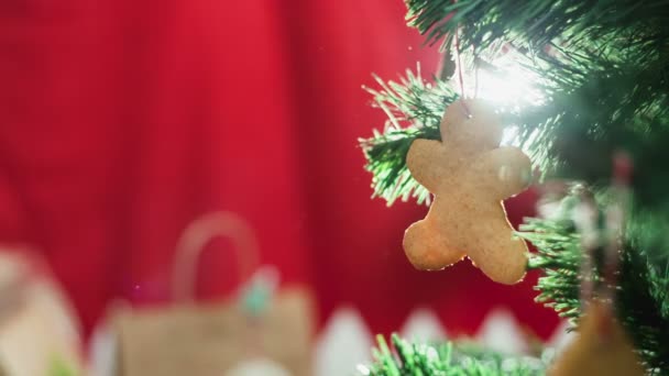 Gingerbread man op kerstboom — Stockvideo