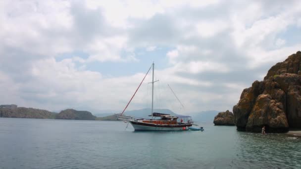 Un barco navega contra la pintoresca vista al mar . — Vídeo de stock