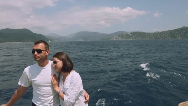 Twee mensen in een omhelzing op een cruiseschip op volle zee — Stockvideo