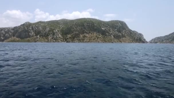 Zee en de bergen in sombere weer. Turkije. Egeïsche eilanden. — Stockvideo