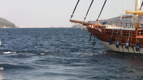 Un vieux vaisseau dans le port. Gros plan . — Video