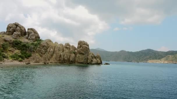 Mar Egeu vista paisagem da água e montanhas do penhasco. Perto da Ilha dos Dentes em Marmaris . — Vídeo de Stock