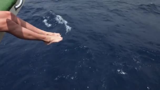 Pelaxing vrouw op het jacht in zee — Stockvideo