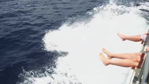 Zwei Personen auf einer Jacht genießen die Wellen des Meeres — Stockvideo
