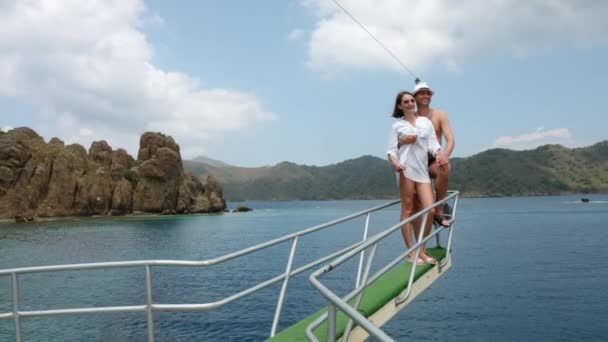 Aantrekkelijk paar staande op een zeilboot-liefde. — Stockvideo