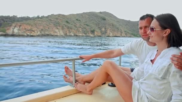 Romantique couple heureux amoureux se détendre sur un yacht en mer. Vacances de luxe sur l'eau . — Video