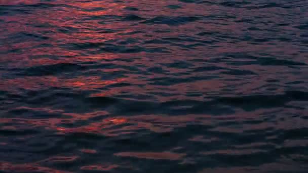 Roter Sonnenuntergang über dunklem Wasser — Stockvideo