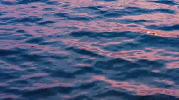 Голубая вода волнами в спокойной ночи — стоковое видео