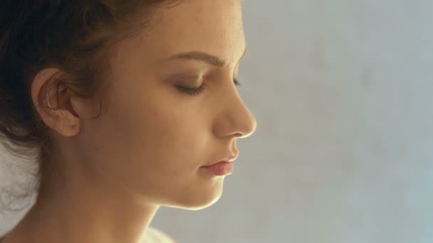 Mujer con el arte de la moda maquillaje en la cara. Fondo blanco. Tipo de piel de oro conforman — Vídeos de Stock