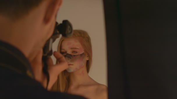 Estudio sesión de fotos de una chica con maquillaje de arte — Vídeos de Stock