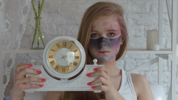 Blonde with makeup Indian art showing extends the camera clock — Stock Video