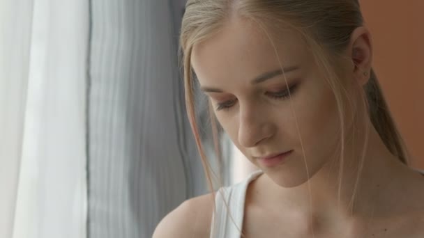 Портрет красивої молодої блондинки з чистим обличчям — стокове відео