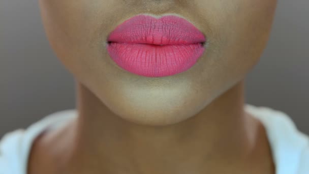 Primer plano de una hermosa mujer negra labios y cara — Vídeos de Stock