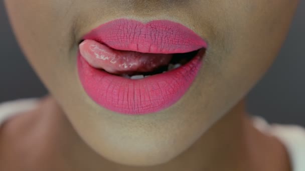 Närbild på kvinnan som sticker ut tungan — Stockvideo