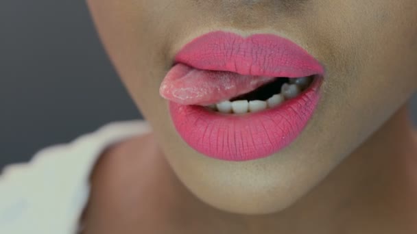 Mujer africana lamiendo asperezas de los labios — Vídeos de Stock