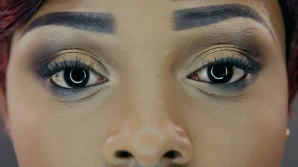 Closeup of beautiful eyes skinned girls with makeup — Stock Video