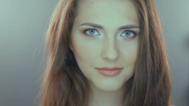 Retrato de belleza de mujer joven con hermosa cara sana y cabello, foto de estudio de chica atractiva sobre fondo gris — Vídeos de Stock