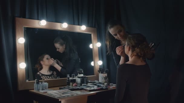 Schoonheidsspecialiste die make-up aanbrengt — Stockvideo
