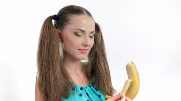 Muerde la banana. mujer comiendo un plátano para el desayuno. concepto sobre la comida. Grabación de vídeo en bruto 4K . — Vídeo de stock