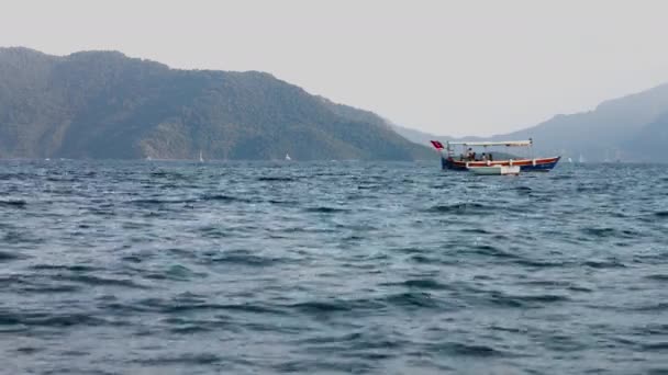 Taxiboot in marmaris, Türkei. 4k rohe Videoaufzeichnung. — Stockvideo