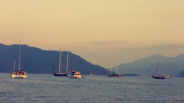 Um lindo pôr-do-sol com barcos. Gravação de vídeo 4K raw . — Vídeo de Stock