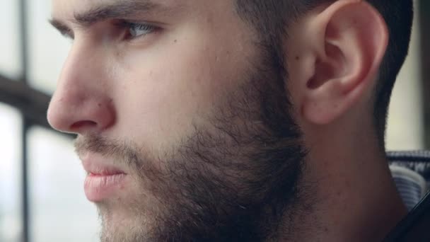 Круто виглядають красиві бородаті чоловіки в камері з близькими — стокове відео