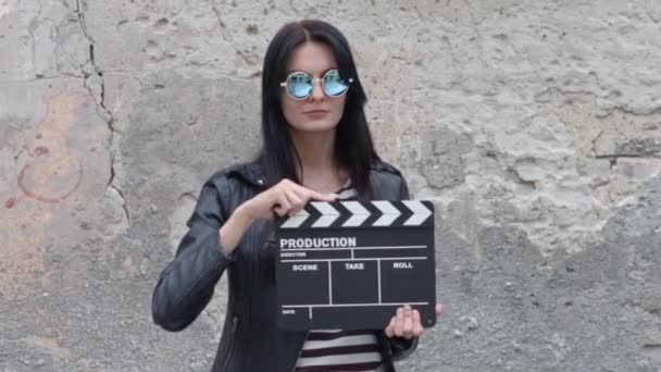 Chica de moda con clapboard — Vídeo de stock