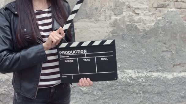 Mladá bruneta žena s kino klapky desky — Stock video