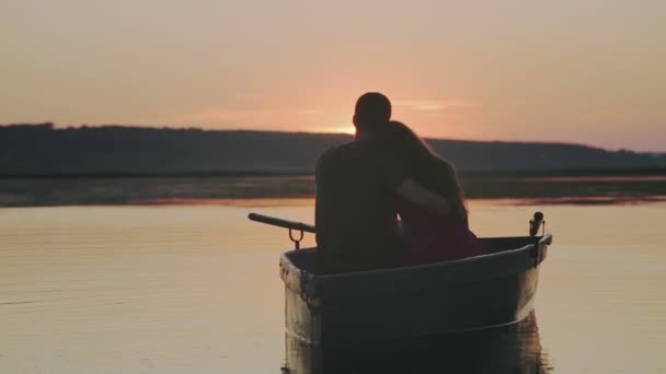 Casal em barco contra um belo pôr do sol — Vídeo de Stock