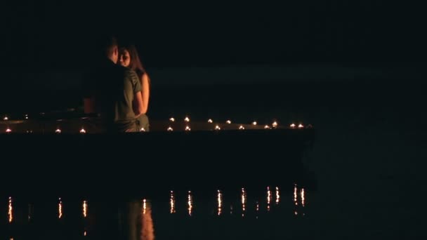 Casal no barco à noite com velas — Vídeo de Stock