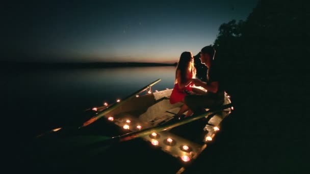 Joven amor romance en barco con velas en la noche en el lago — Vídeos de Stock