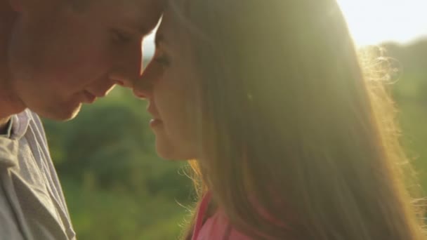 Vista lateral close-up de um jovem casal romântico — Vídeo de Stock