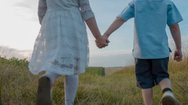 Due bambini felici che giocano sulla strada durante il giorno — Video Stock