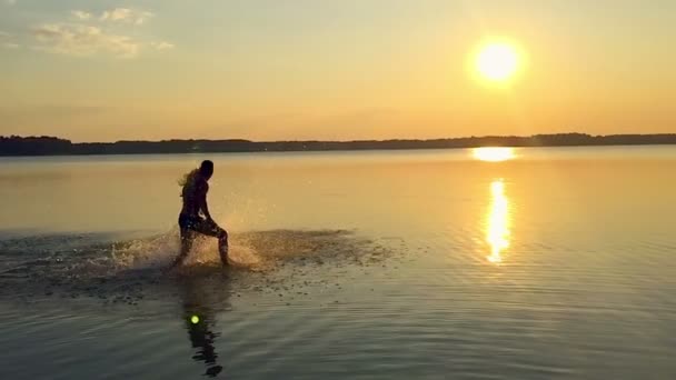 SLOW MOTION: Silhouette of couple on the beach, dream vacations — Stock Video