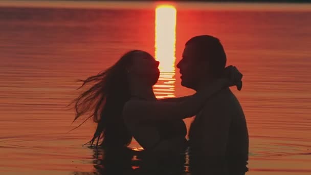 Ragazza e ragazzo nuotare al tramonto — Video Stock