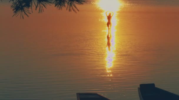 Sorglös kvinna i solnedgången på stranden. semester vitalitet leva hälsosamt koncept — Stockvideo