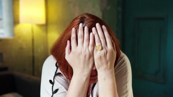 Dospělé ženy v kavárně cítí hloupě a pláč — Stock video